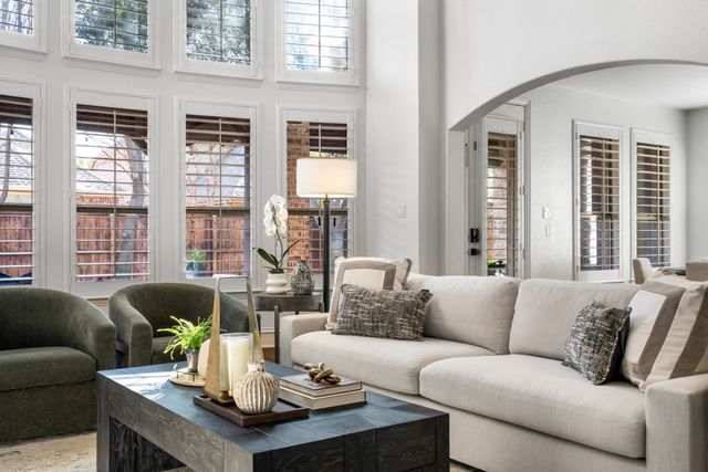 810 Senna Drive, Lantana, TX 76226