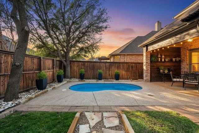 810 Senna Drive, Lantana, TX 76226