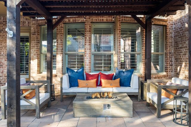 810 Senna Drive, Lantana, TX 76226