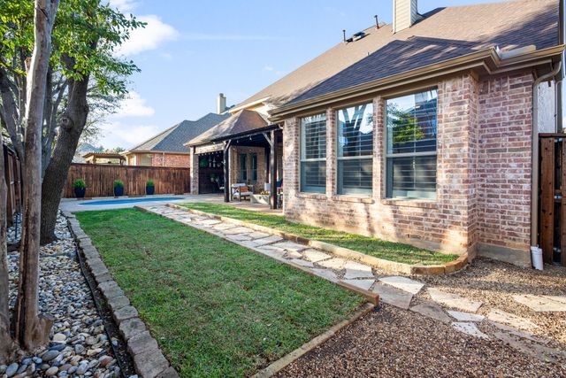 810 Senna Drive, Lantana, TX 76226