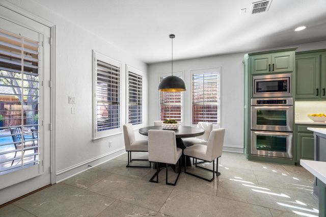 810 Senna Drive, Lantana, TX 76226