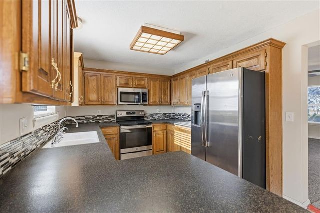 316 Ghost Creek Circle, Gardner, KS 66030