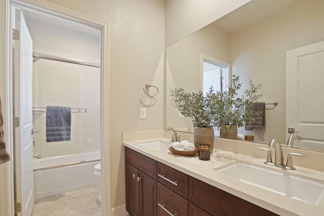 217 Jubilee Ln, Lodi, CA 95242