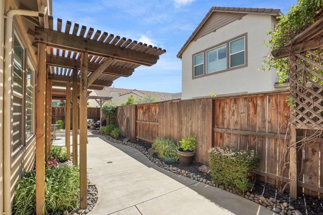 217 Jubilee Ln, Lodi, CA 95242