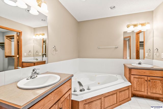 752 Heatherwood Drive, Fremont, NE 68025