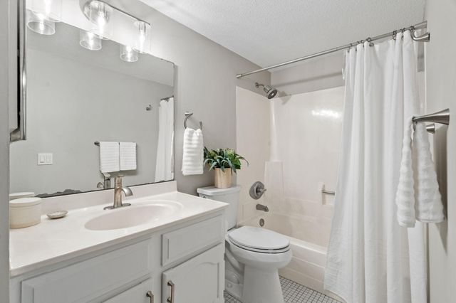 2670 Oxford Street N 242, Roseville, MN 55113