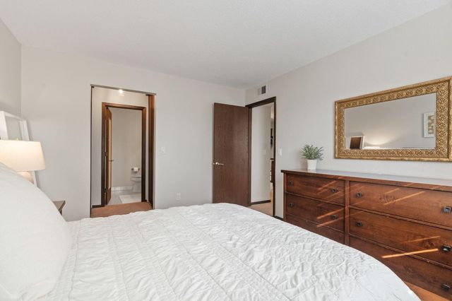 2670 Oxford Street N 242, Roseville, MN 55113