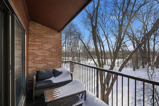 2670 Oxford Street N 242, Roseville, MN 55113