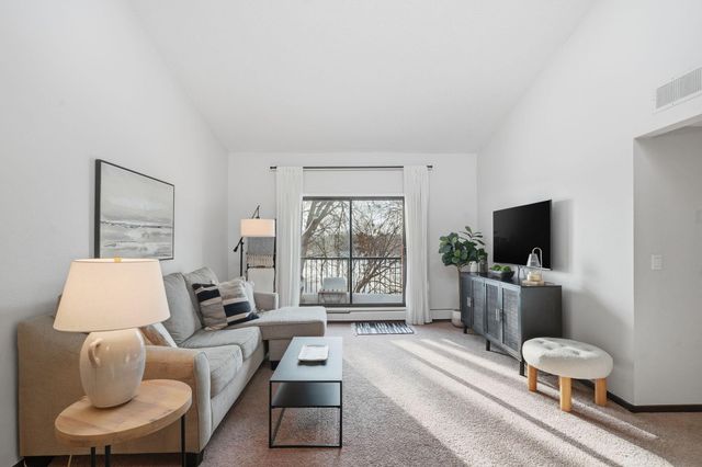 2670 Oxford Street N 242, Roseville, MN 55113