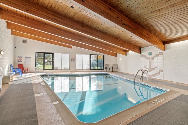 2670 Oxford Street N 242, Roseville, MN 55113