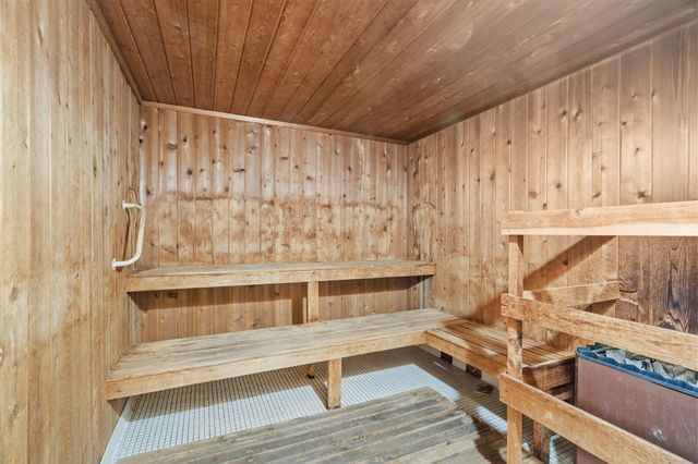 2670 Oxford Street N 242, Roseville, MN 55113