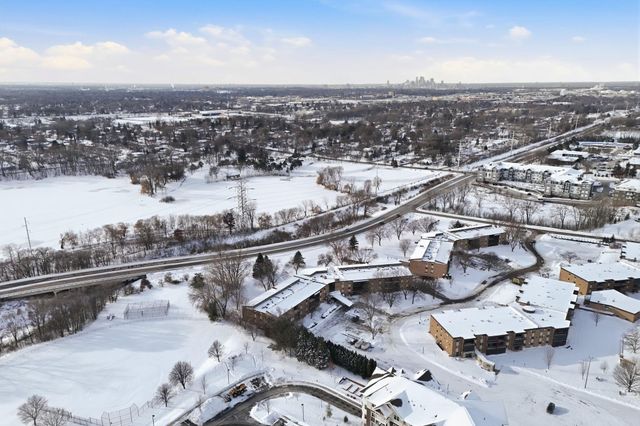 2670 Oxford Street N 242, Roseville, MN 55113