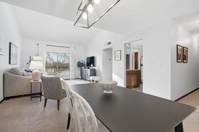 2670 Oxford Street N 242, Roseville, MN 55113