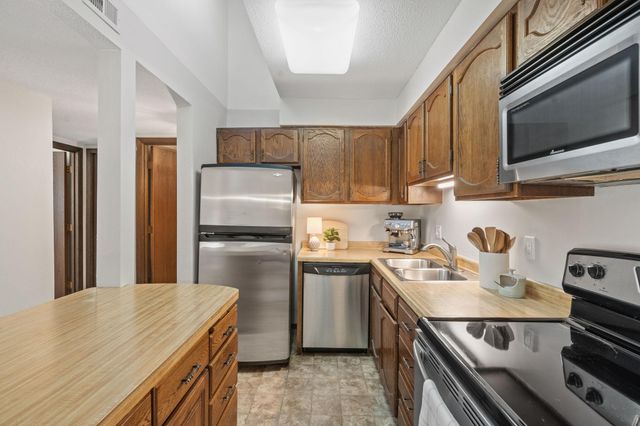 2670 Oxford Street N 242, Roseville, MN 55113