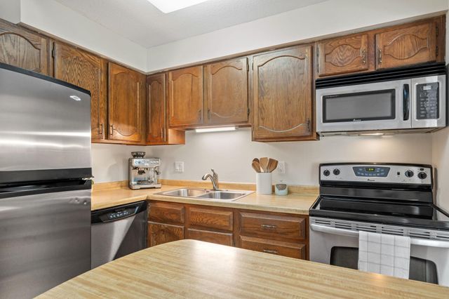 2670 Oxford Street N 242, Roseville, MN 55113