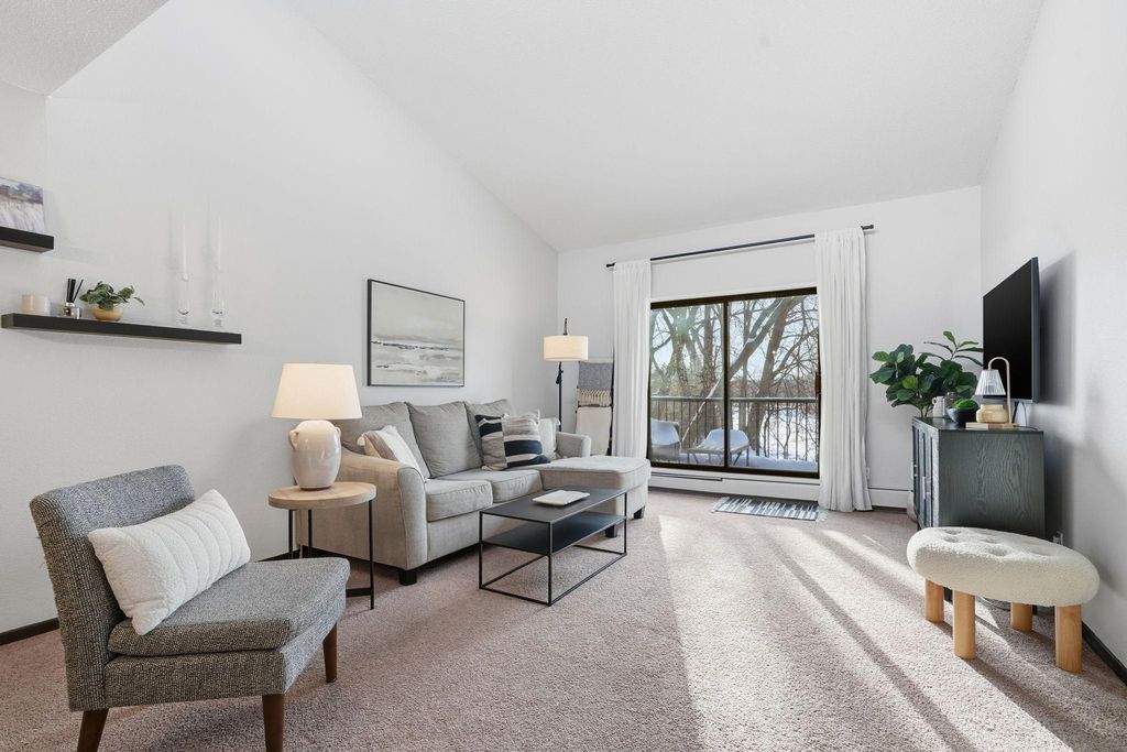 2670 Oxford Street N 242, Roseville, MN 55113