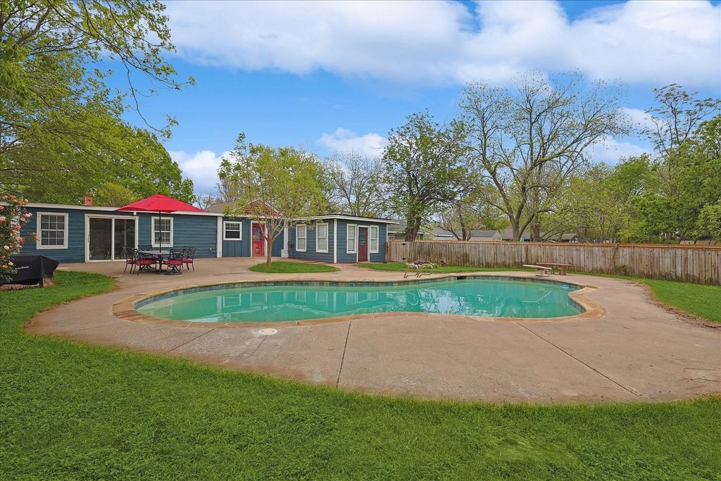 406 Bellevue Drive, Cleburne, TX 76033