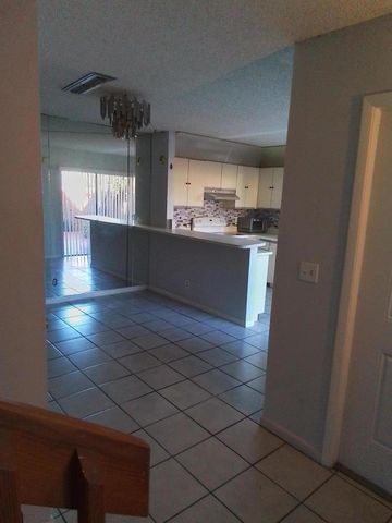 1458 N Lawnwood Circle 23c, Fort Pierce, FL 34950