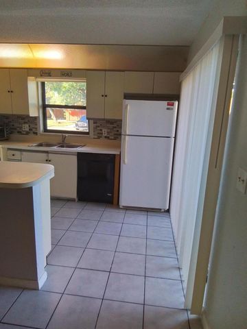 1458 N Lawnwood Circle 23c, Fort Pierce, FL 34950