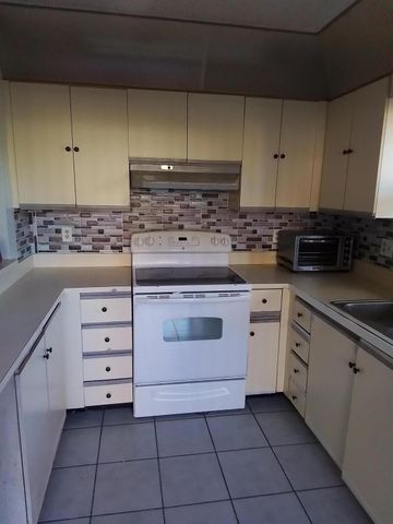 1458 N Lawnwood Circle 23c, Fort Pierce, FL 34950