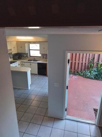 1458 N Lawnwood Circle 23c, Fort Pierce, FL 34950