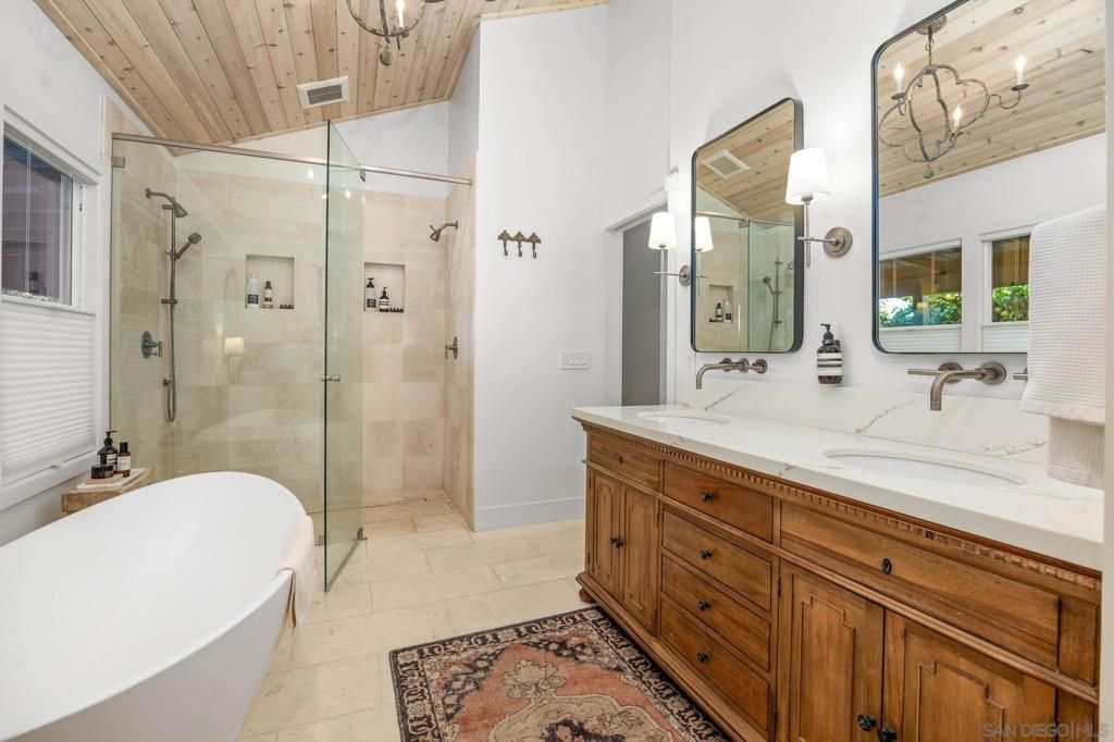 Image 13 of property listing at 554 & 556 Stratford Dr, Encinitas, CA 92024