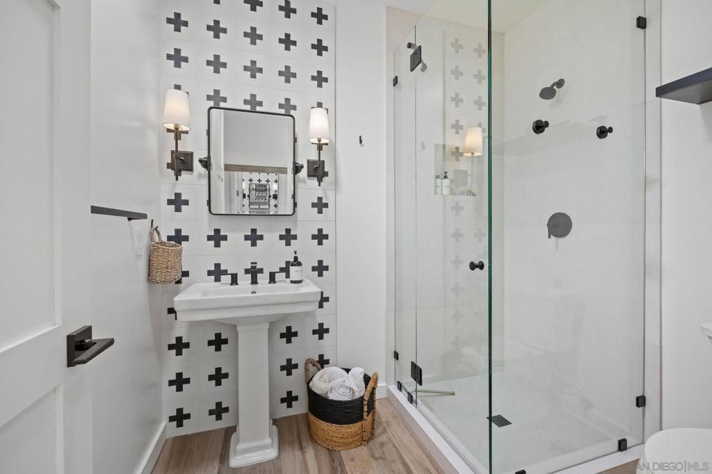 Image 37 of property listing at 554 & 556 Stratford Dr, Encinitas, CA 92024