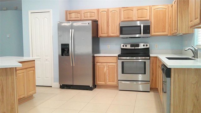 8512 CANTERBURY LAKE BOULEVARD, Tampa, FL 33619