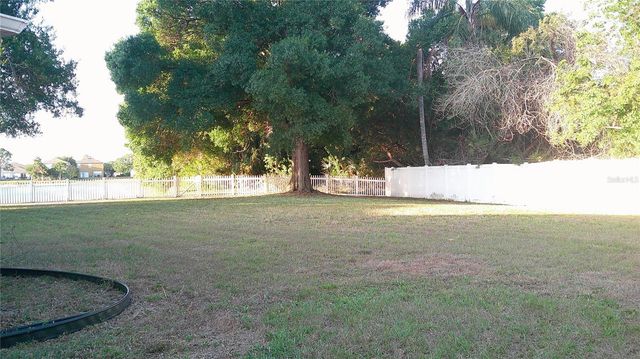 8512 CANTERBURY LAKE BOULEVARD, Tampa, FL 33619