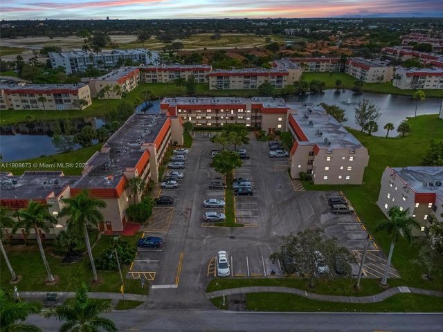 8000 N Sunrise Lakes Dr 207, Sunrise, FL 33322