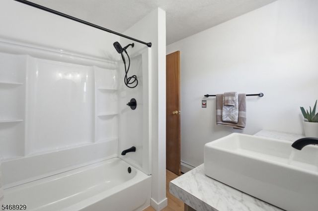 53 Lake Shore Rd E, Hardyston Twp., NJ 07460