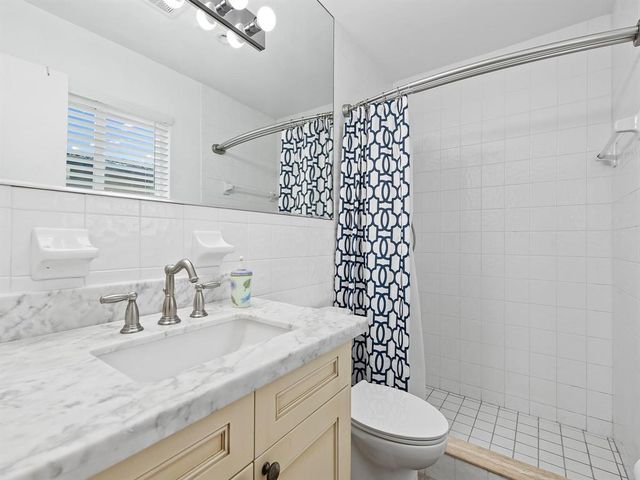 300 SE 10TH Street, Pompano Beach, FL 33060