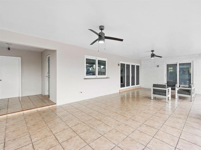 300 SE 10TH Street, Pompano Beach, FL 33060