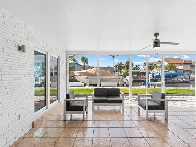 300 SE 10TH Street, Pompano Beach, FL 33060