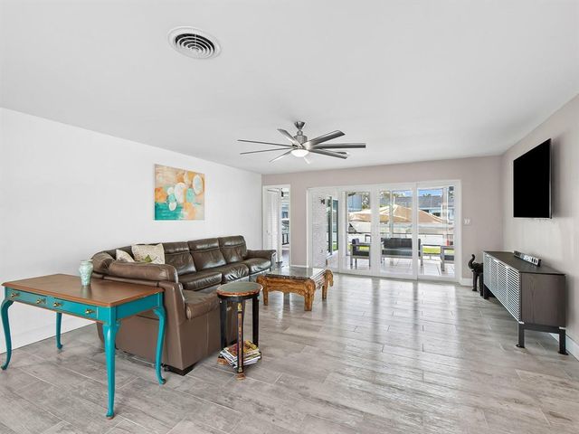 300 SE 10TH Street, Pompano Beach, FL 33060