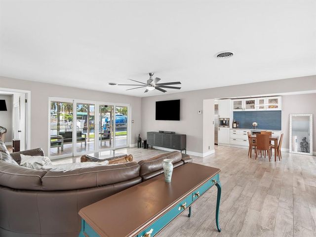 300 SE 10TH Street, Pompano Beach, FL 33060