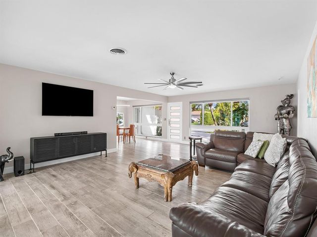 300 SE 10TH Street, Pompano Beach, FL 33060