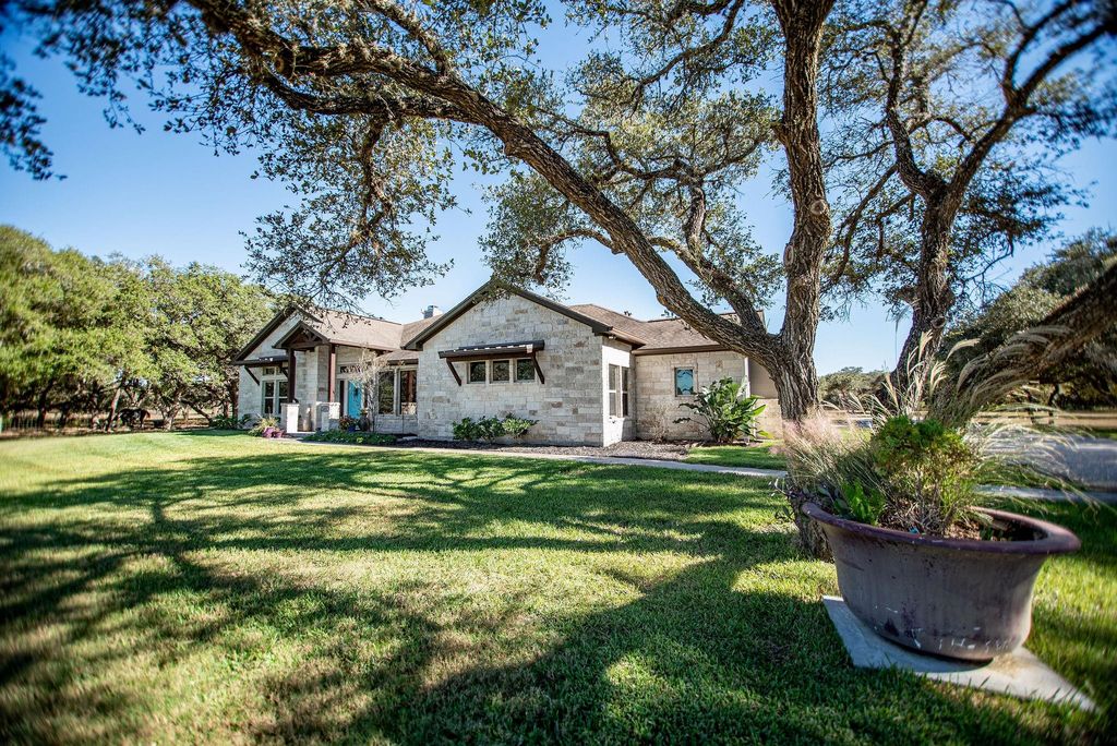 437 Bischoff Road, Inez, TX 77968
