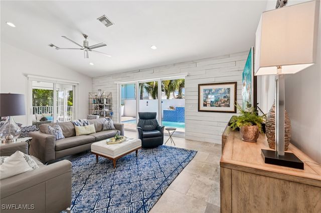 161 Tahiti CIR, Naples, FL 34113