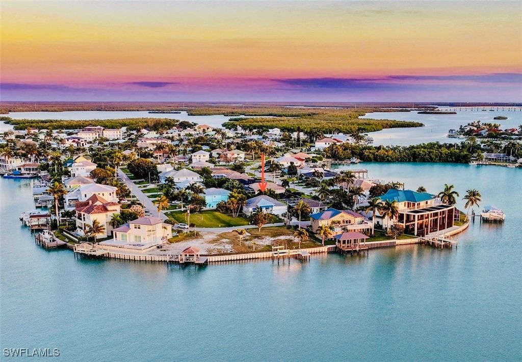 161 Tahiti CIR, Naples, FL 34113