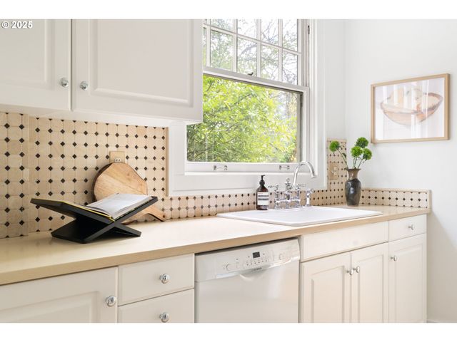 66 Nw MACLEAY Blvd, Portland, OR 97210