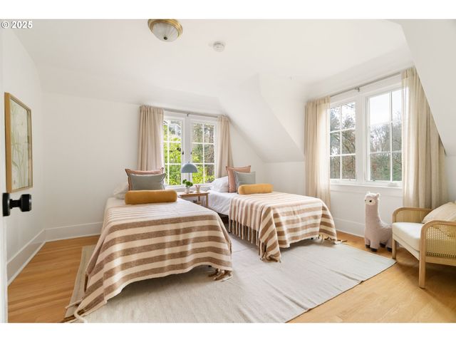 66 Nw MACLEAY Blvd, Portland, OR 97210