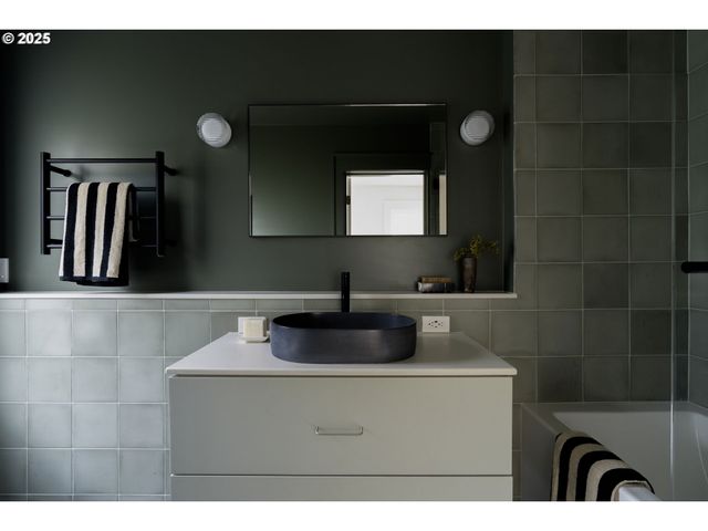 66 Nw MACLEAY Blvd, Portland, OR 97210