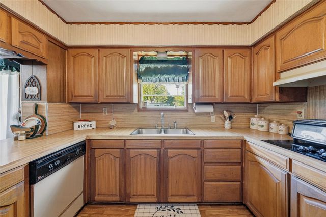 619 W Hayes Street, Savoy, TX 75479