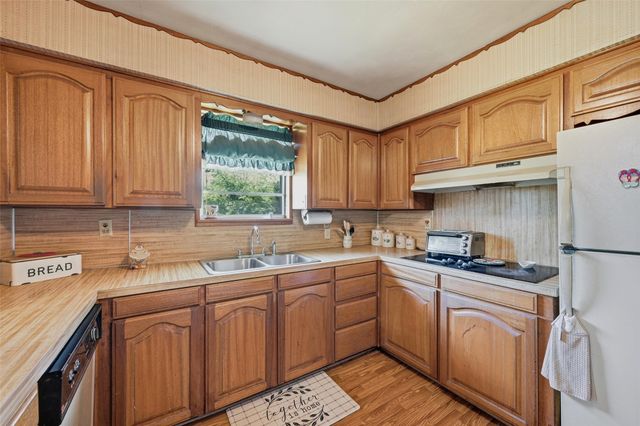 619 W Hayes Street, Savoy, TX 75479