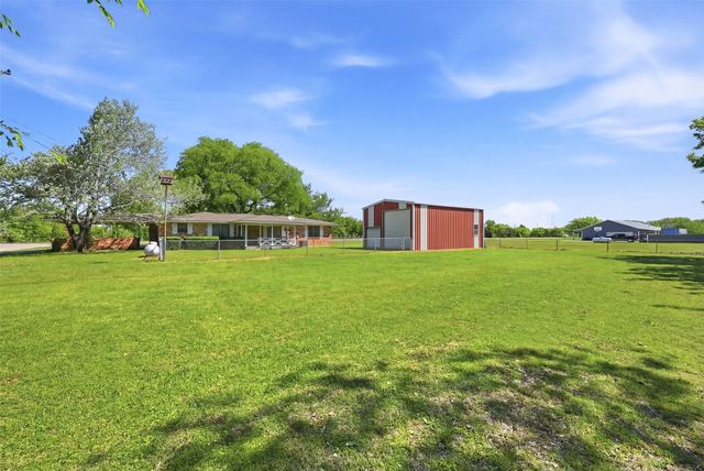 619 W Hayes Street, Savoy, TX 75479