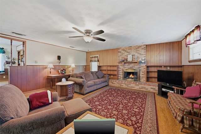 619 W Hayes Street, Savoy, TX 75479