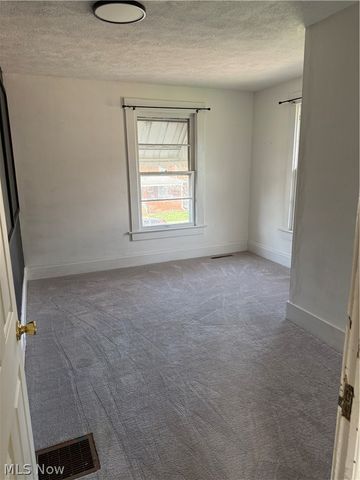 717 N Dawson Street, Uhrichsville, OH 44683