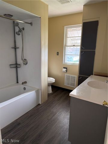 717 N Dawson Street, Uhrichsville, OH 44683