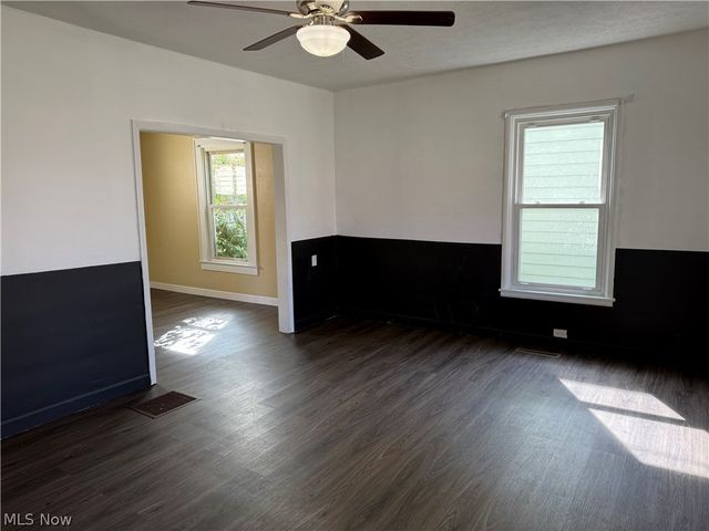 717 N Dawson Street, Uhrichsville, OH 44683